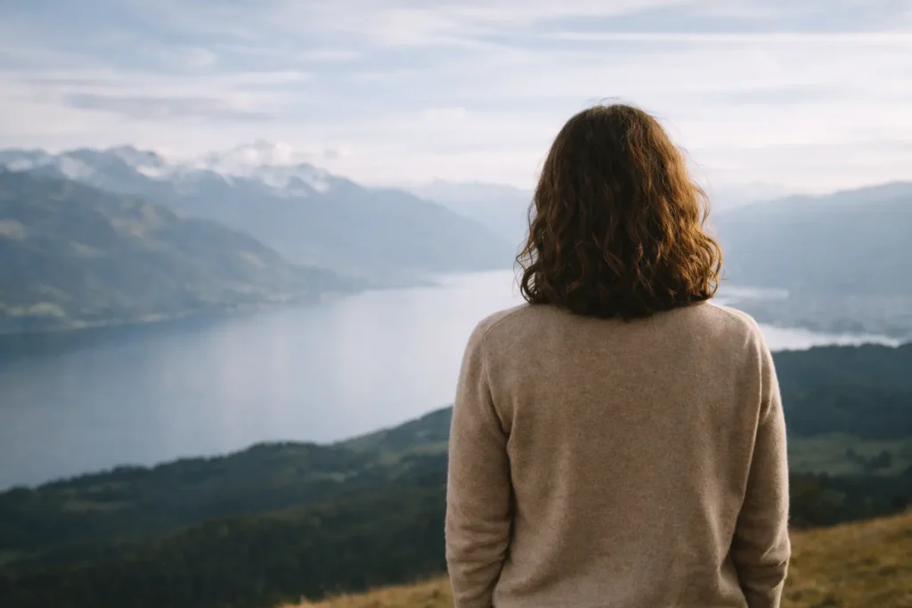 Personne vue de dos face à un paysage large